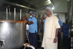 Madhu_Pandit_Dasa_Checking_Quality_Food